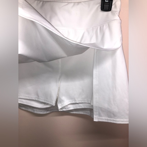 All white skort with slit Size M - Picture 3 of 4